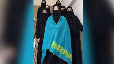 «Tańerteń Aýǵanstanǵa attanamyz»: jelіde qara hıdjab kıіp, kók tý jamylǵan jas qyzdar jurtty shoshytty (VIDEO)
