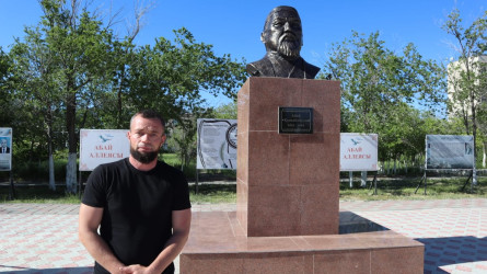 «Mіnezі men tárbıesі unaıdy»: qazaq ánderіn oryndap tanymal bolǵan belarýs qazaq qyzyna úılengіsі keledі (VIDEO)