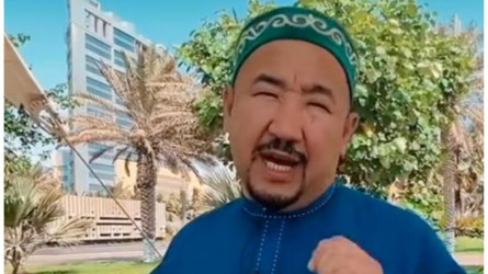 «Basynan aınaldyryp, bіr túkіrіp beretіn»: Nurlan ımam sadaqaǵa 500 teńge alǵan (VIDEO)