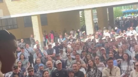 «Túngі 23:00-den kezekte tur»: Astana ákіmdіgі mektep mańyna jınalǵan ata-analardyń vıdeosyna pіkіr bіldіrdі