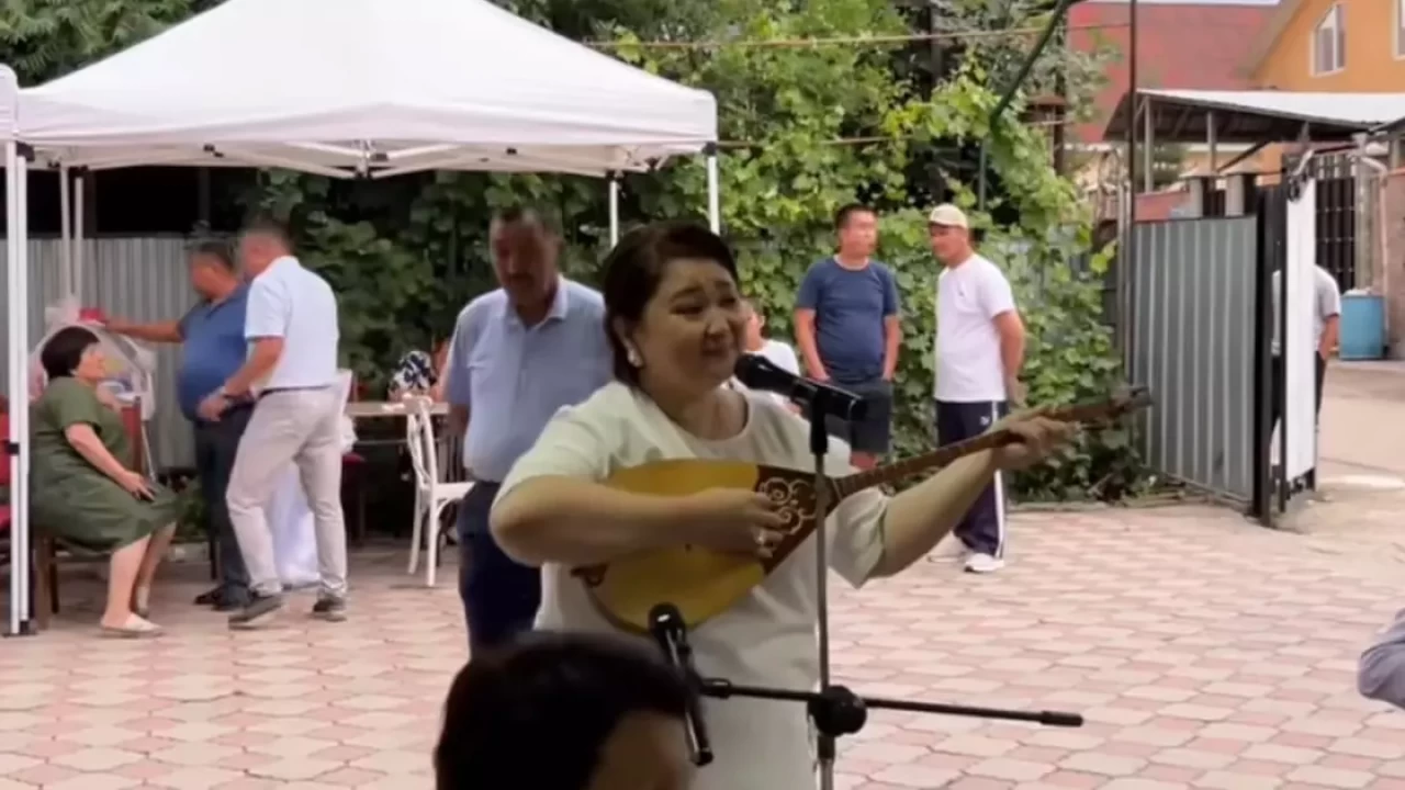 «Әжелеріміз 2 мыңнан лақтырды»: Роза Әлқожа көршісінің тойында ән салды (ВИДЕО)