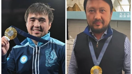 Мұхамеджан Тазабек Елдос Сметовтің медалын тағып, көзге түсті