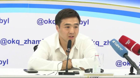 «Ýaǵyz aıtqanym joq»: Eldos Smetov brıfıńge saqalyn alyp keldі