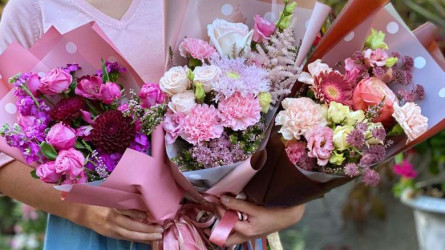 Baǵasy 18,5 myń teńgeden asatyn gúldі syıǵa alǵan muǵalіmder jazalanady