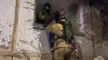 Балқашта өртеніп жатқан пәтерден қарт адам құтқарылды