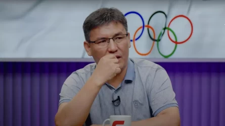 «Анасын қасына ертіп жүргені ерлік»: қазақ комментаторы Елдос Сметовты қолдап, көзіне жас алды (ВИДЕО)