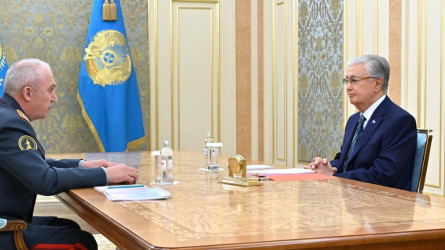 Президент Казахстана провел встречу с министром обороны Русланом Жаксылыковым