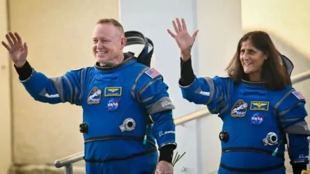 NASA решает, когда и как вернуть астронавтов, "застрявших" на орбите, на Землю