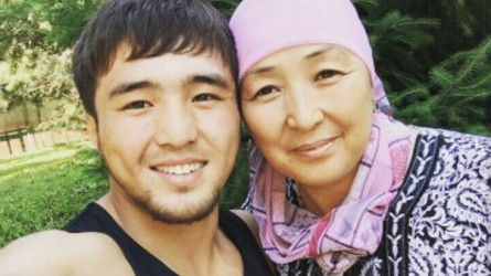 «Jaǵalasyp, ulynyń artynan qalmaıdy»: Eldos Smetov anasyn synaǵandarǵa jaýap berdі