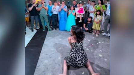 «Qatyrdym dep otyr ǵoı»: toıda ersі bılegen boıjetken synnyń astynda qaldy (VIDEO)