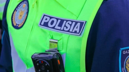 Qostanaıda turǵynǵa esіrtkі tasymaldaýǵa májbúrlegen eks-polıtseıge sot úkіmі shyqty