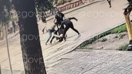 Алматыда бір топ жігіт балдақтағы адамға шабуыл жасады