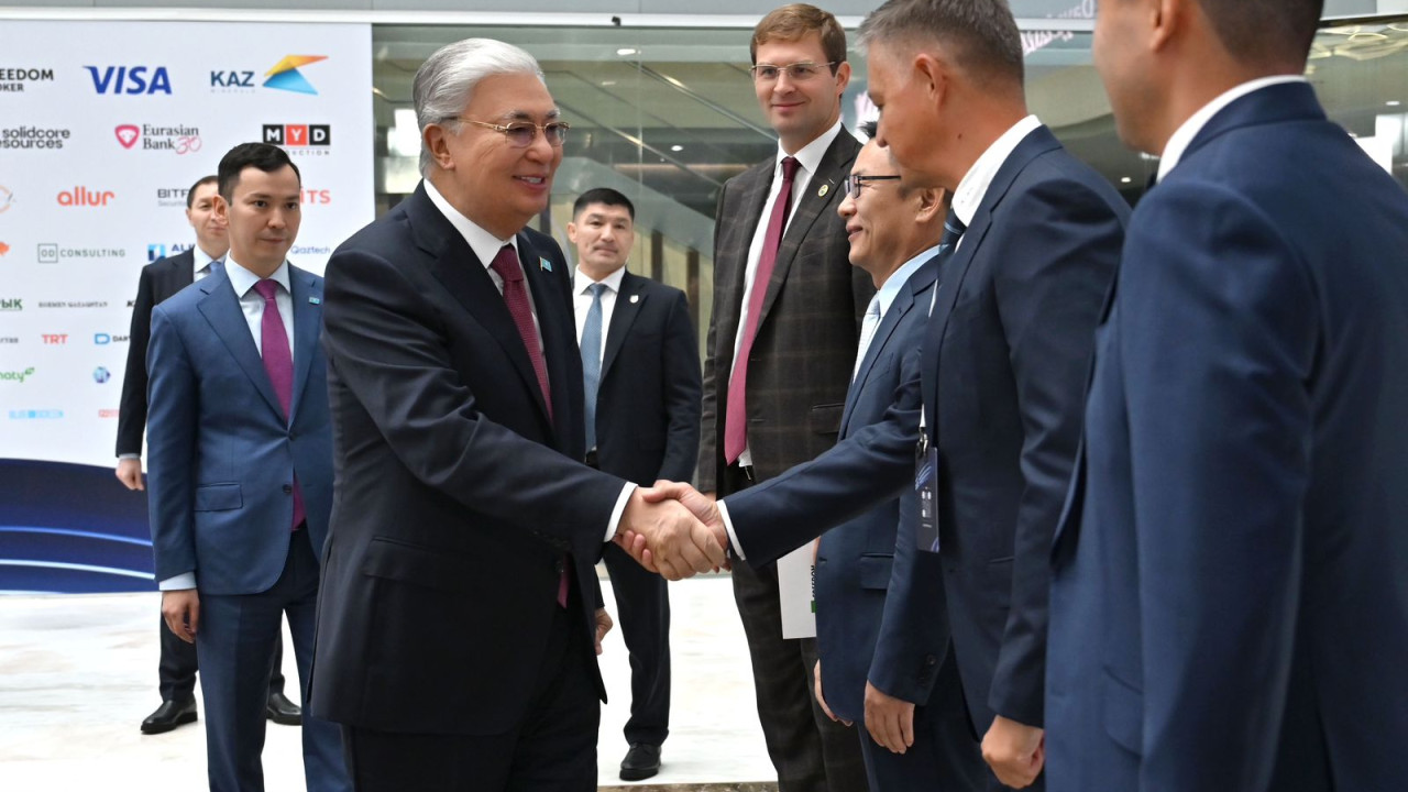 Astana Finance Days 2024 конференциясында АХҚО қатысушыларының павильоны Президентке таныстырылды