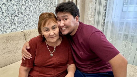 Jahan Otarǵalıevtіń anasy ulyna balasy bar áıelge úılenýіn ótіndі
