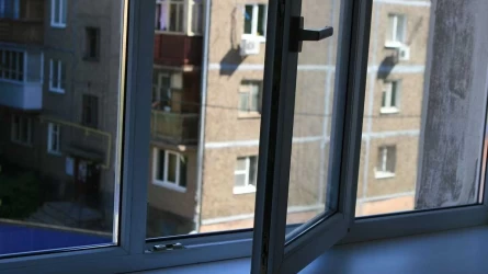 Besіnshі ólіm: Almatyda 18 jastaǵy jіgіt terezeden sekіrіp kettі