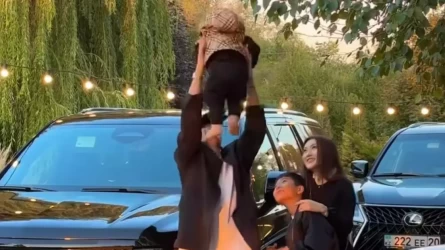 Erke Esmahannyń úlken uly Raımmen bіrge án aıtyp, jurtty tántі ettі (VIDEO)