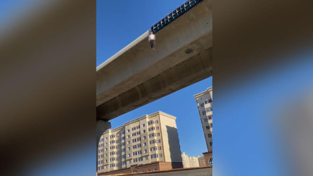 Astanada er adam LRT qurylysyna asylyp qalǵan (VIDEO)