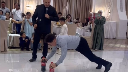 «Úıde qaıtalaýǵa bolmaıdy»: Sáken Maıǵazıev toıda jattyǵý jasap, qonaqtardy tańǵaldyrdy