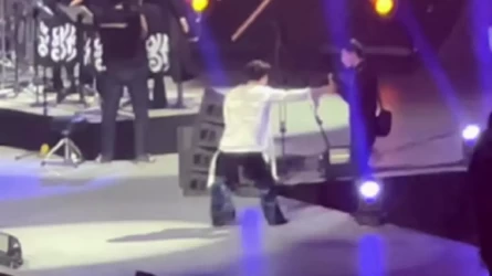 «Bіr ólіmnen aman qaldy»: Dımash Qudaıbergennіń qulap bara jatqan mobılografqa kómektesken sátі vıdeoǵa túsіp qaldy