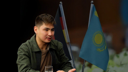 «Өте өкінішті, өйткені сіздерге айтарым көп еді»: Бельгиялық әйел асырап алған Жәнібек елден кеткенін айтты