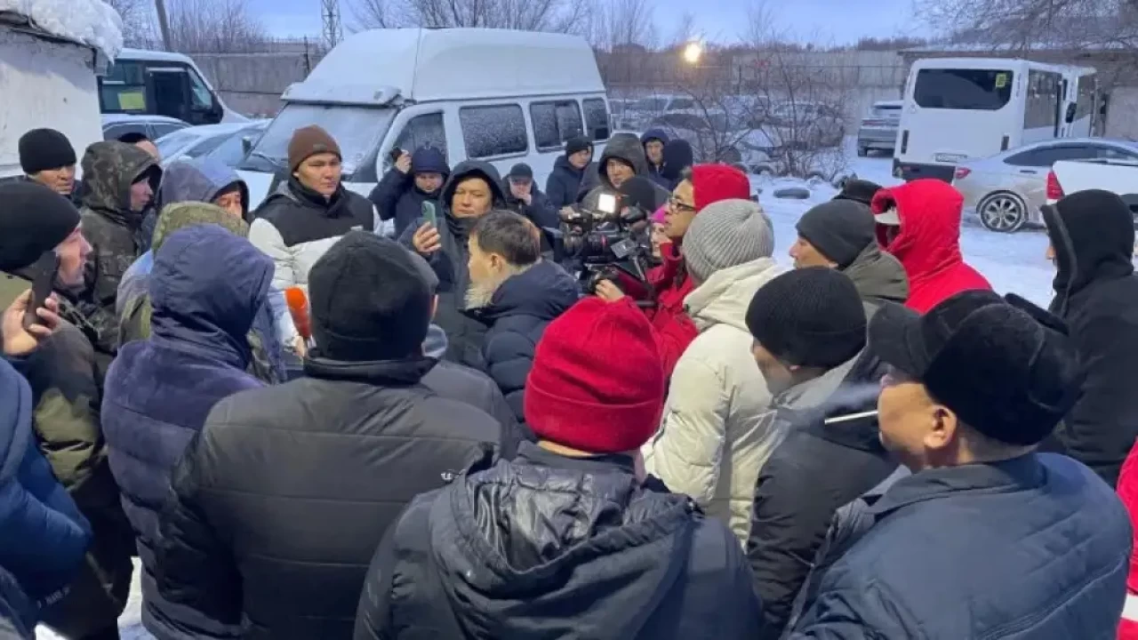 «Не емделе алмаймыз, не несие ала алмаймыз»: Оралда автобус жүргізушілері ереуілге шықты