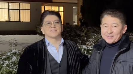 «Ájem búk túsіp renjіdі»: tanymal ánshі Sáken Maıǵazıev alǵash ret týǵan іnіsі Tákendі kórsettі (VIDEO)