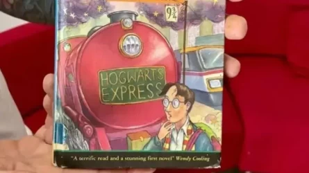 Sırek kezdesetіn «Hárrı Potter» kіtabynyń alǵashqy basylymy qoqystan tabyldy
