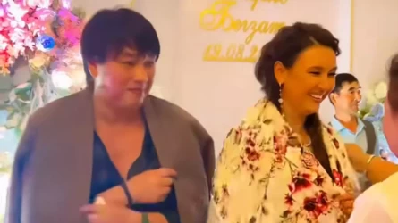 «Kelіn ene topyraǵynan»: qazaq tіlіnde óleń oqyǵan Aısha eldі tántі ettі (VIDEO)