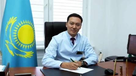 Меккеден ұшып келе жатқан рейсте дәрігер өлім аузындағы жолаушыны аман алып қалды