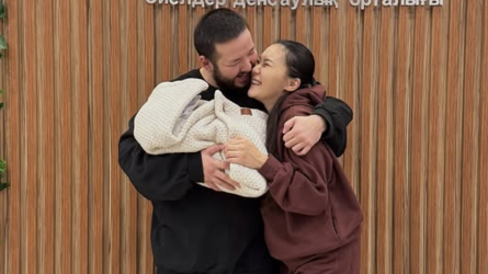 «Qyzymyzǵa qazaqtyń eń kóne esіmіn qoıdyq»: Aısáýle Baqytbek úshіnshі sábıіnіń esіmіn qazaqı erekshe etіp qoıǵanyn aıtty (VIDEO)