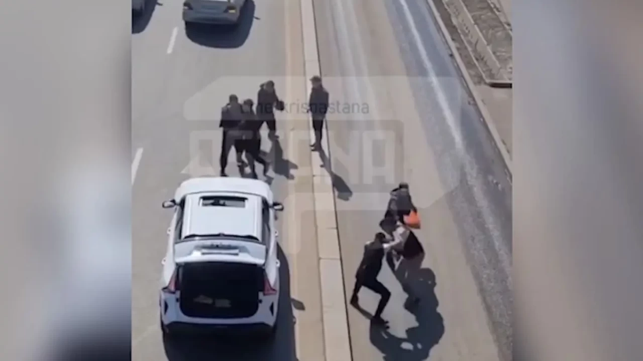 Алматыдағы барахолкада жол үстінде болған жанжал пышақтасумен аяқталды (ВИДЕО)