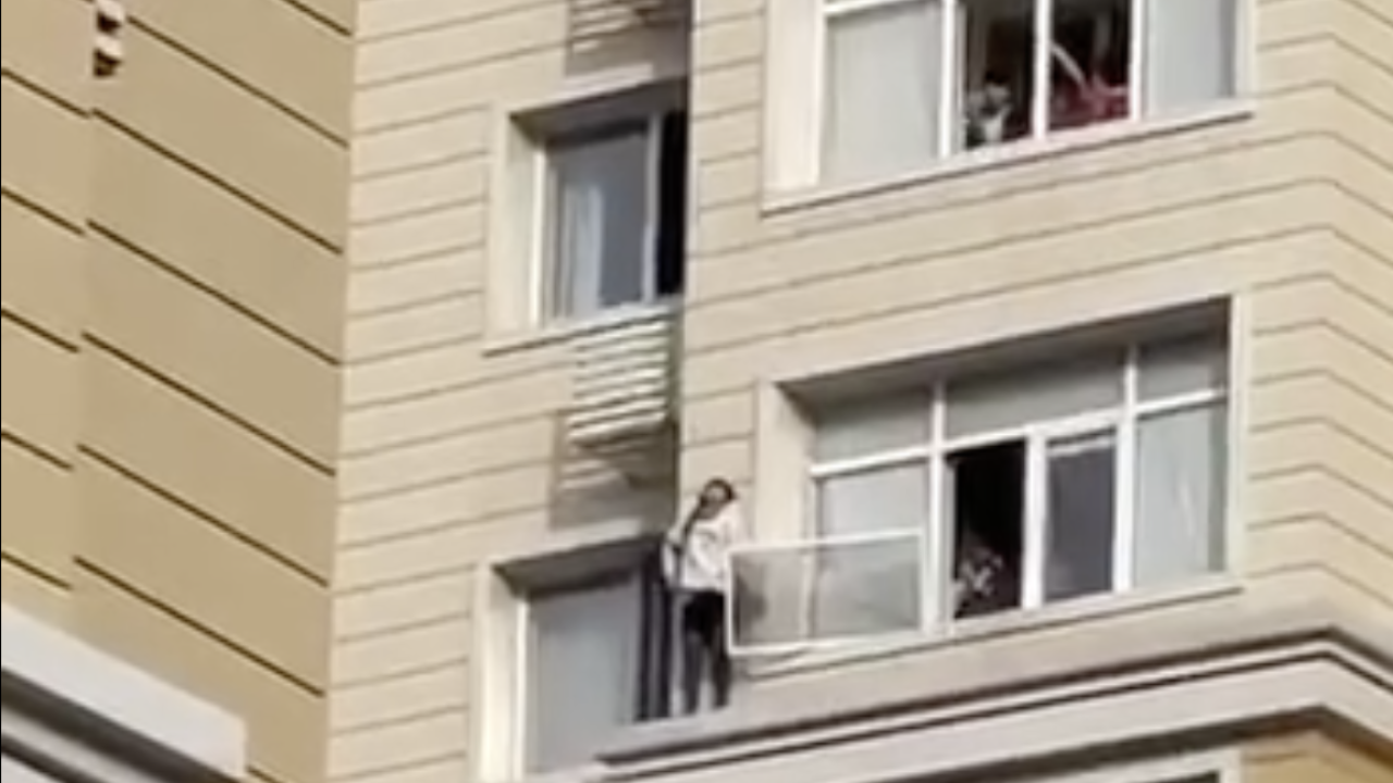 Астанада тұрғын үй кешенінде қыз секіріп өлмек болды (ВИДЕО)