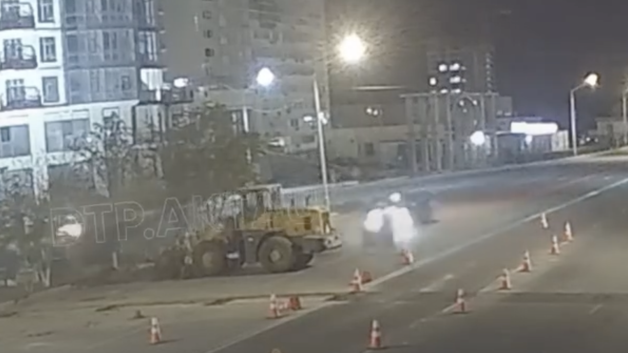 Ақтауда полицей қызметкері жүк тиегішке соғылып қаза тапты (ВИДЕО)