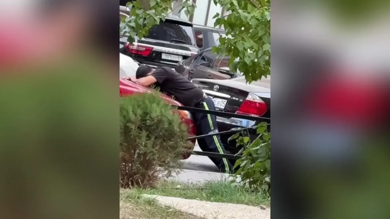 Алматыда мас «полицейдің» масқара болған бейнежазбасы тарады (ВИДЕО)