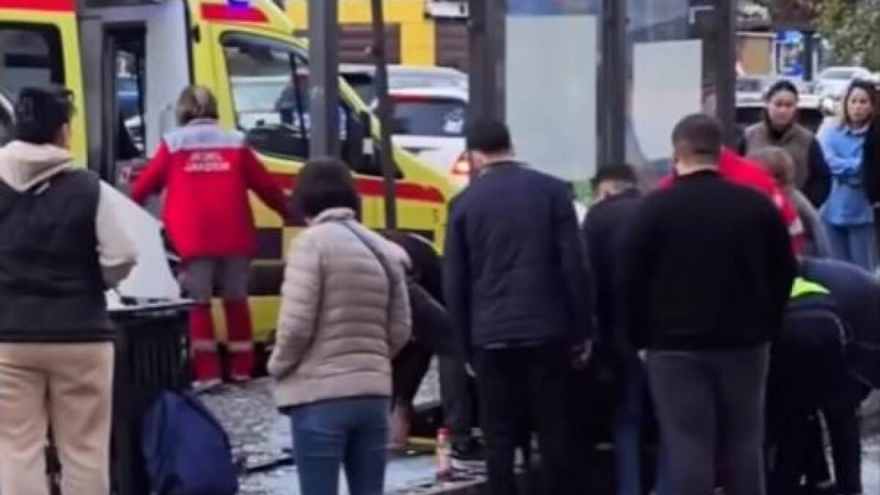 Алматыда Газель аялдамаға соғылып, әйелді қағып кетті (ВИДЕО)