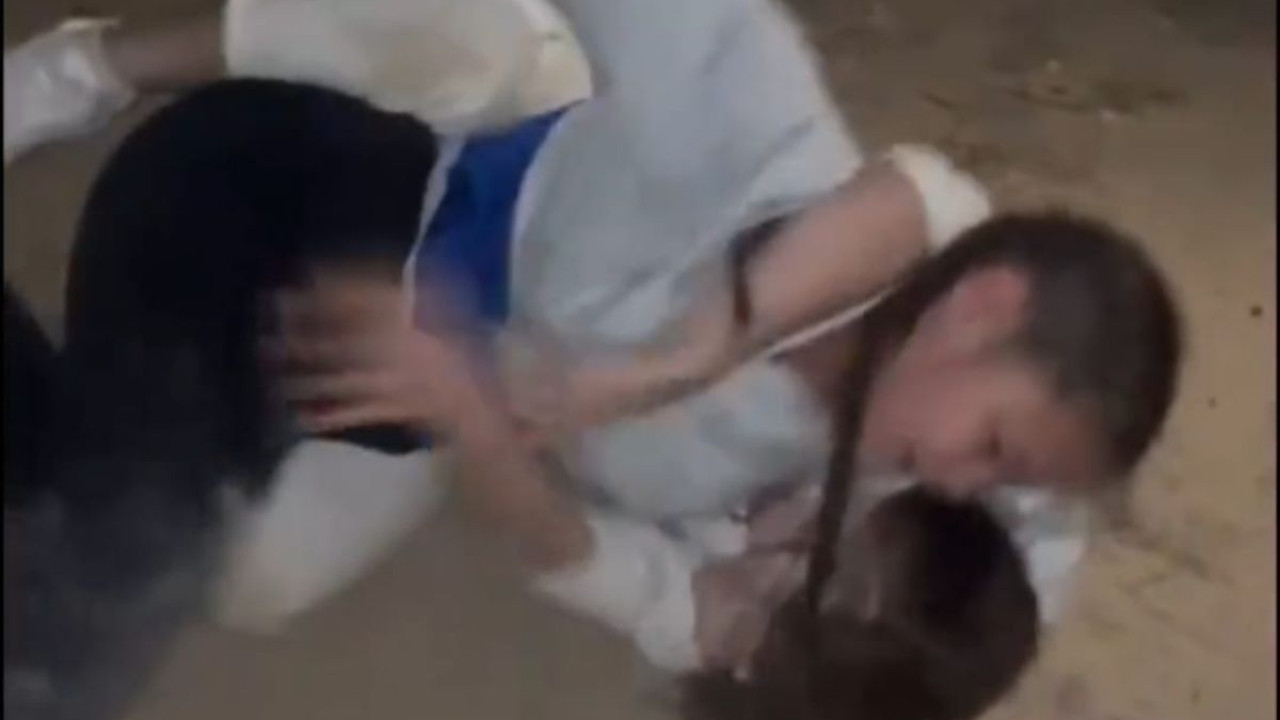 В социальной сети вызвала бурное обсуждение жестокая драка подростков