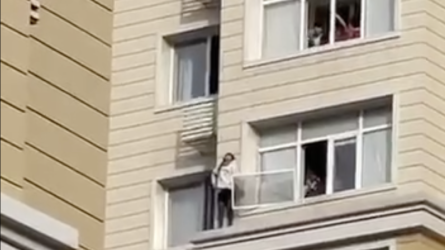 Астанада тұрғын үй кешенінде қыз секіріп өлмек болды (ВИДЕО)