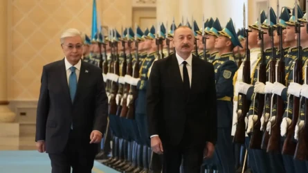 Токаев встретил президента Азербайджана в Акорде