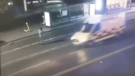 Астанада ер адам жедел жәрдем көлігінің әйнегін барсеткасымен сындырған (ВИДЕО)