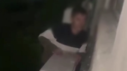 Ақтауда мас ер адам пышақпен бөгде пәтерге кіруге тырысқан (ВИДЕО)