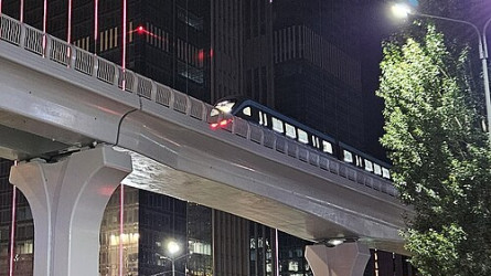 В Астане на эстакаду подняли третий поезд LRT — завтра установят четвёртый