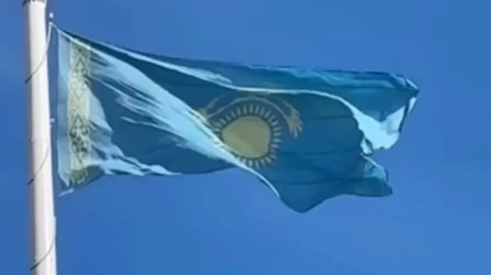 В Атырау на флагштоке вывесили перевёрнутый флаг Казахстана