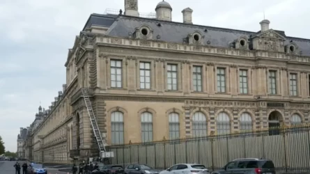 Павел Дуров предложил выкупить украденные из Лувра драгоценности