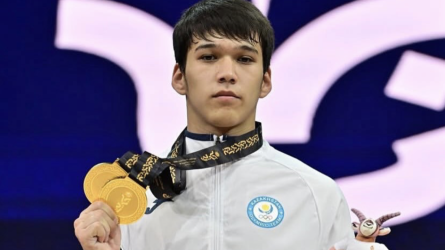 Сенсация на Азиатских играх: 17-летний казахстанский тяжелоатлет обновил мировой рекорд дважды