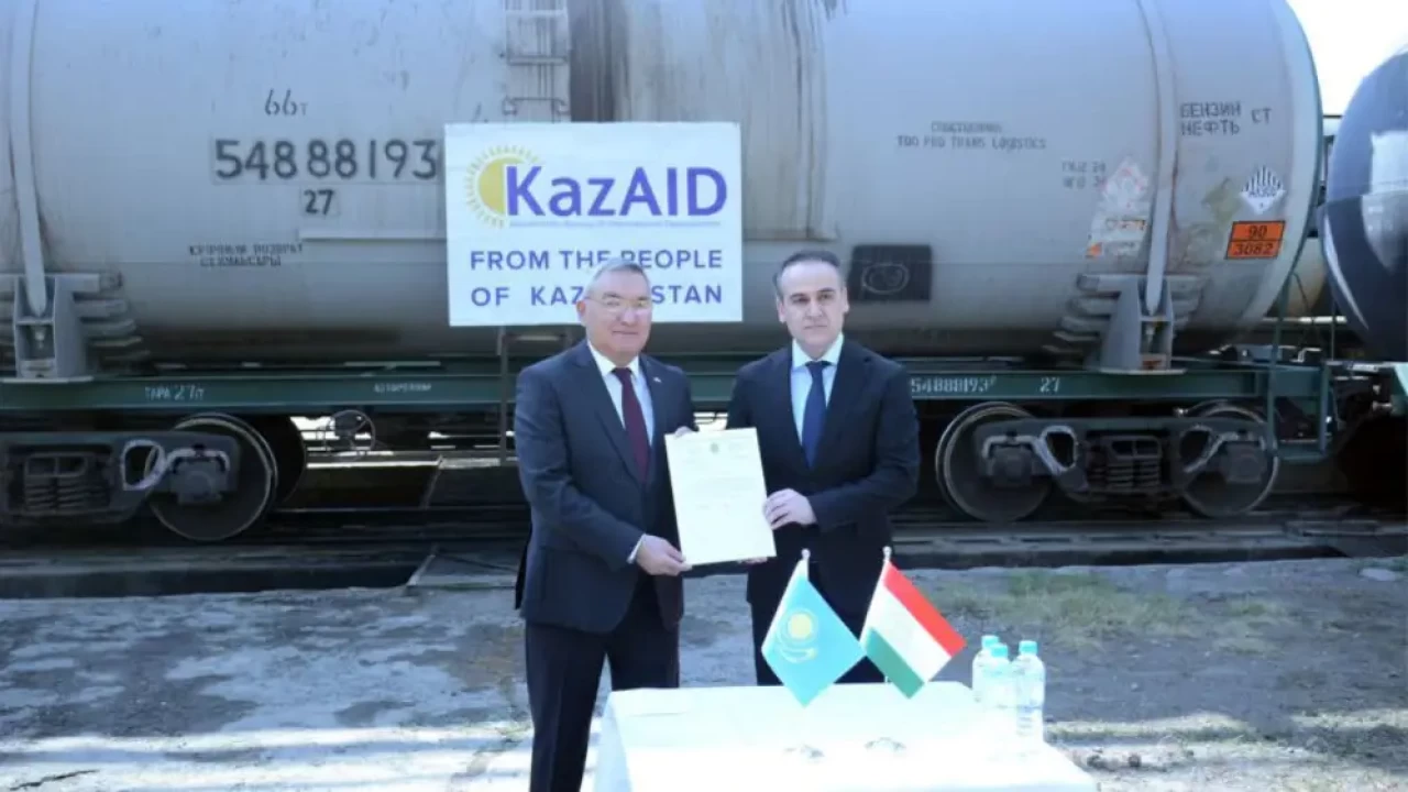 Казахстан направил Таджикистану 5 тысяч тонн мазута в качестве гуманитарной помощи