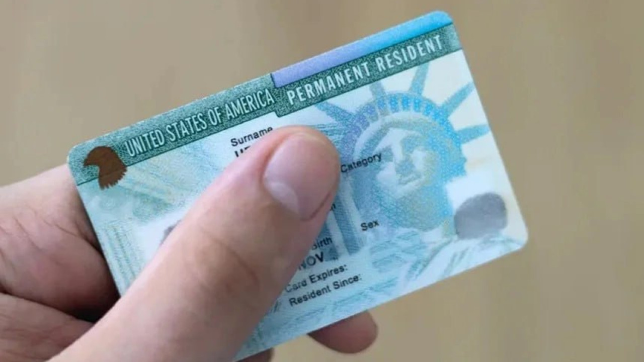США начинают пересмотр дел обладателей грин-карт из 19 стран