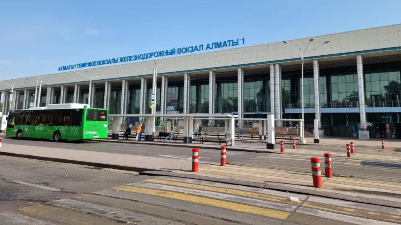 В КТЖ прокомментировали критику состояния вокзала Алматы-1