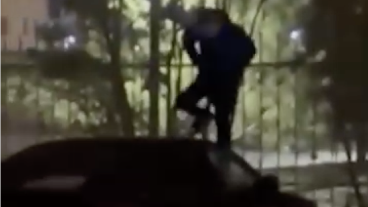 Астананың 20 жастағы тұрғыны көлік капотына секірген