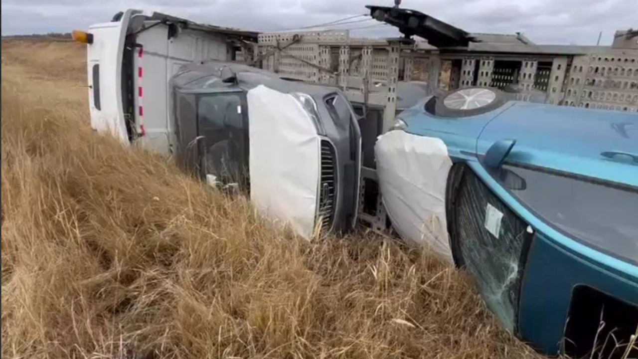 Ақмолада қытайлық машиналар тиелген жүк көлігі аударылды