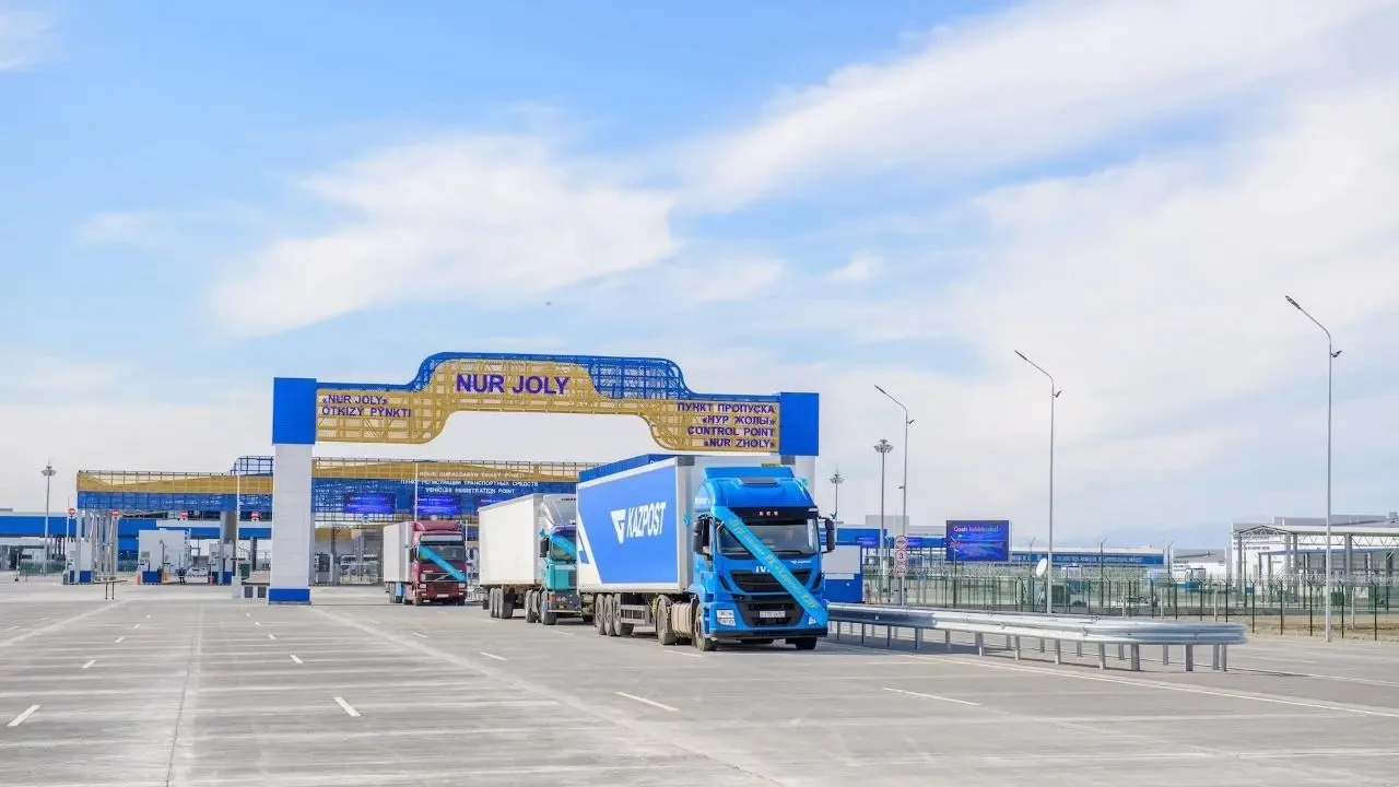 Крупный транспортный коллапс на казахстанско-китайской границе: фуры стоят третьи сутки